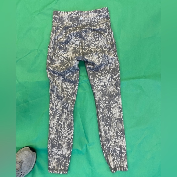 Lululemon Invigorate High-Rise Leggings 25" Sz 4 - Picture 12 of 16